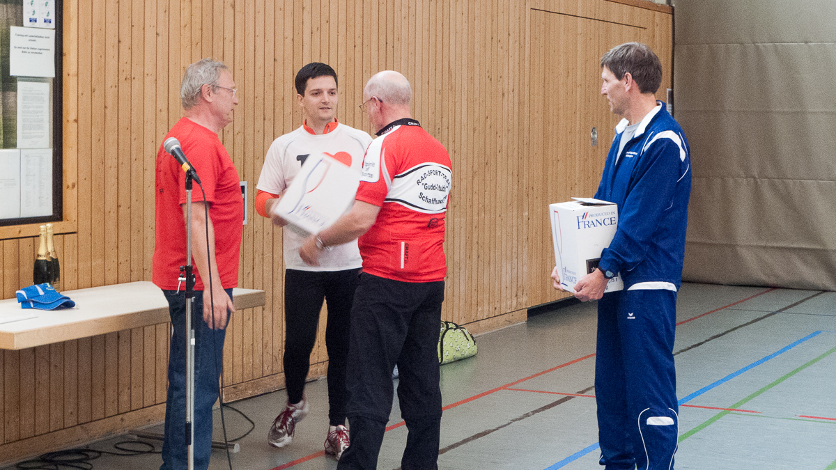 Mit rund 170 Teilnehmern war der Freundschaftslauf der Bisttal Runners in Differten eine der größten Laufveranstaltungen. Der freie Kandidat für die Bürgermeisterwahl, Sebastian Greiber, sprang gerne spontan nach dem 8km Lauf bei der Siegerehrung ein und half Hubert Beck bei der Prämierung der Läufer.