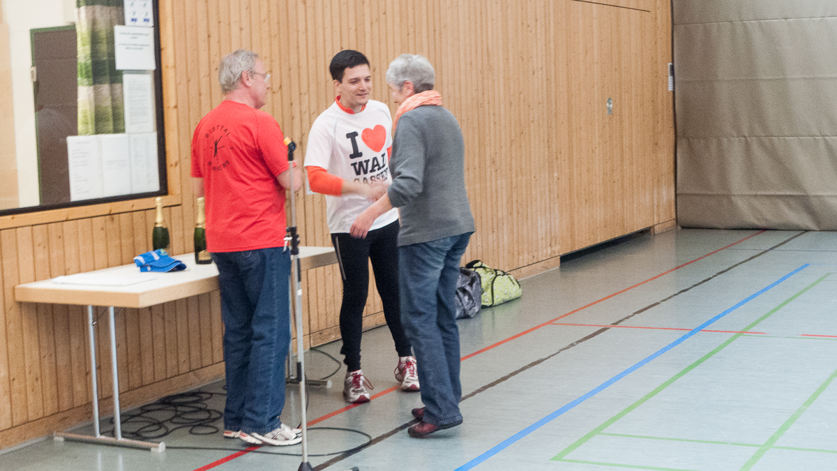 Mit rund 170 Teilnehmern war der Freundschaftslauf der Bisttal Runners in Differten eine der größten Laufveranstaltungen. Der freie Kandidat für die Bürgermeisterwahl, Sebastian Greiber, sprang gerne spontan nach dem 8km Lauf bei der Siegerehrung ein und half Hubert Beck bei der Prämierung der Läufer.