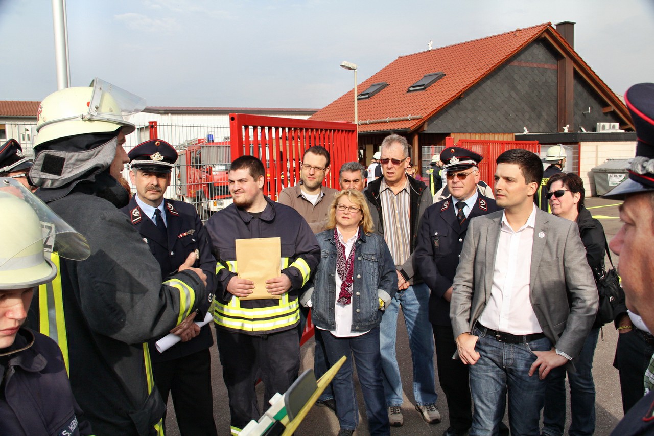 Auch dieses Jahr besuchte der freie Bürgermeister Kandidat Sebastian Greiber die Übung der Feuerwehr Wadgassen. Die Feuerwehr Wadgassen führte ihre Jahreshauptübung in einer Lagerhalle der Firma ST-Rubber im Industriegebiet Sitters durch. Außer Differten waren alle Löschbezirke im Einsatz.