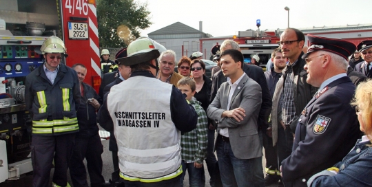 Auch dieses Jahr besuchte der freie Bürgermeister Kandidat Sebastian Greiber die Übung der Feuerwehr Wadgassen. Die Feuerwehr Wadgassen führte ihre Jahreshauptübung in einer Lagerhalle der Firma ST-Rubber im Industriegebiet Sitters durch. Außer Differten waren alle Löschbezirke im Einsatz.