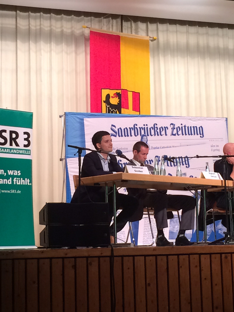 Sebastian Greiber in der Podiumsdiskussion mit den anderen Kandidaten zur Bürgermeisterwahl in Wadgassen