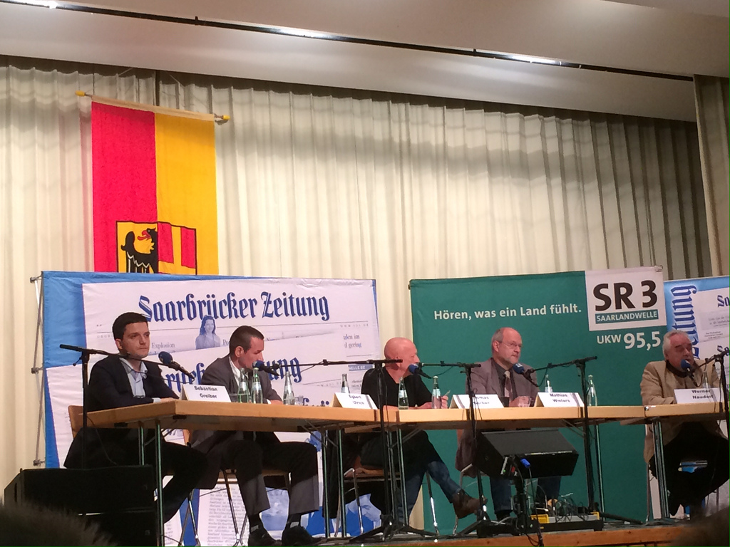 Sebastian Greiber in der Podiumsdiskussion mit den anderen Kandidaten zur Bürgermeisterwahl in Wadgassen