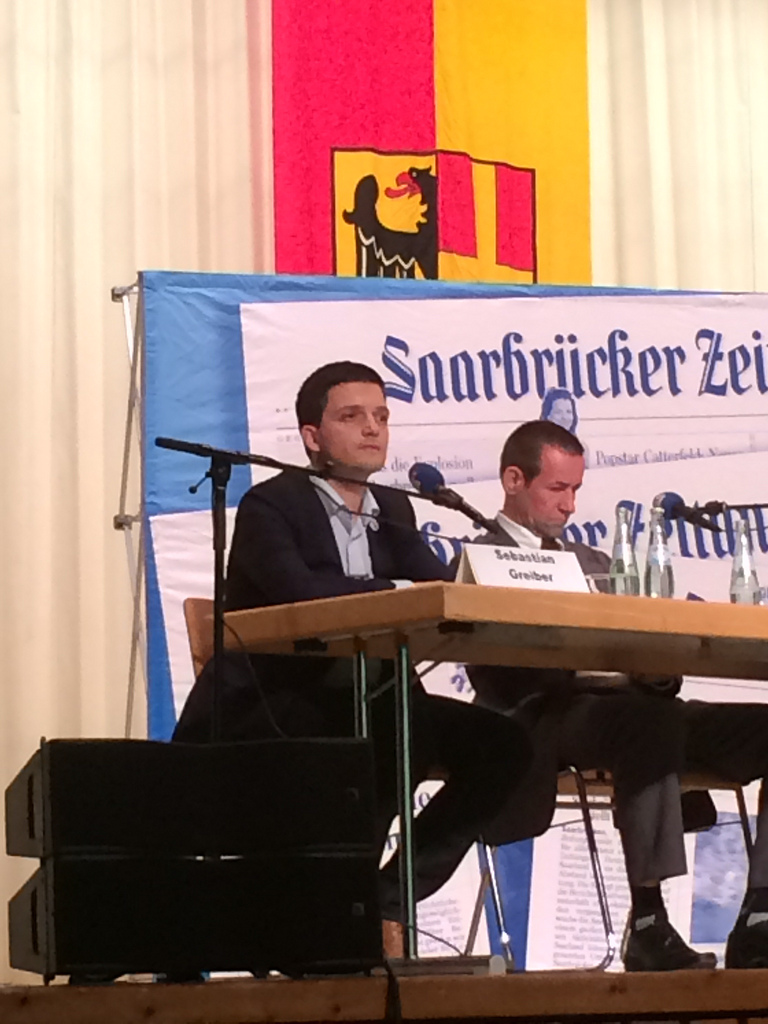 Sebastian Greiber in der Podiumsdiskussion mit den anderen Kandidaten zur Bürgermeisterwahl in Wadgassen