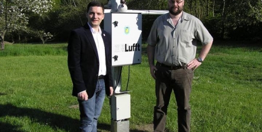 Sebastian Greiber besichtigt die Wetterstation von Alexander Burg in Friedrichweiler