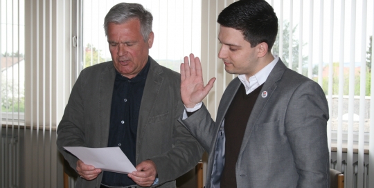 Sebastian Greiber wird als neuer Bürgermeister ernannt und vereidigt.