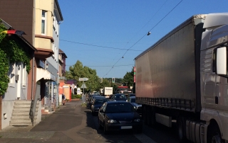 Durch die Umleitung des Schwerlastverkehrs von der Autobahn kommt es zu erheblichen Behinderungen in Wadgassen (Aufnahme vom 16.6. 8:30 Uhr)