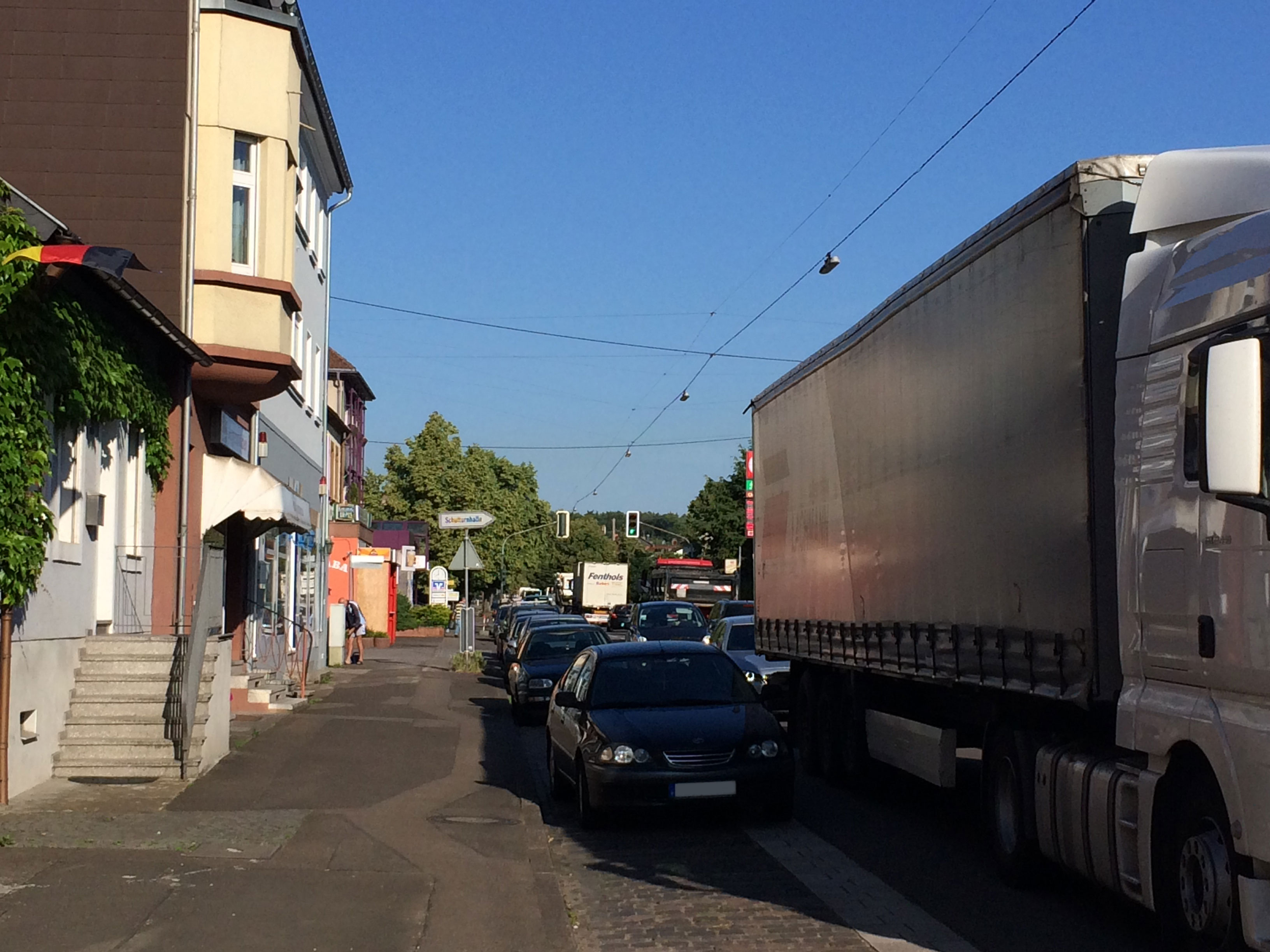 Durch die Umleitung des Schwerlastverkehrs von der Autobahn kommt es zu erheblichen Behinderungen in Wadgassen (Aufnahme vom 16.6. 8:30 Uhr)