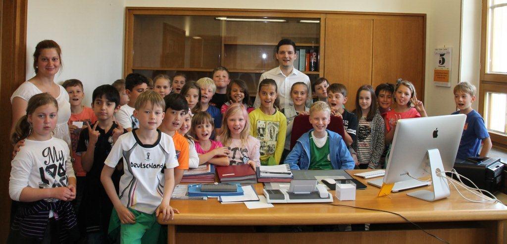Schüler der Grundschule Schaffhausen besuchten Bürgermeister Greiber