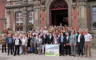 Sehr gut kam bei den französischen Nachbarn das Gastgeschenk des Wadgasser Bürgermeisters an seine neue Kollegin an. Die Differter Künstlerin Mecki Ganster malte eigens ein prachtvolles Bild des Abteihofes mit dem dazugehörigen Arques Platz.