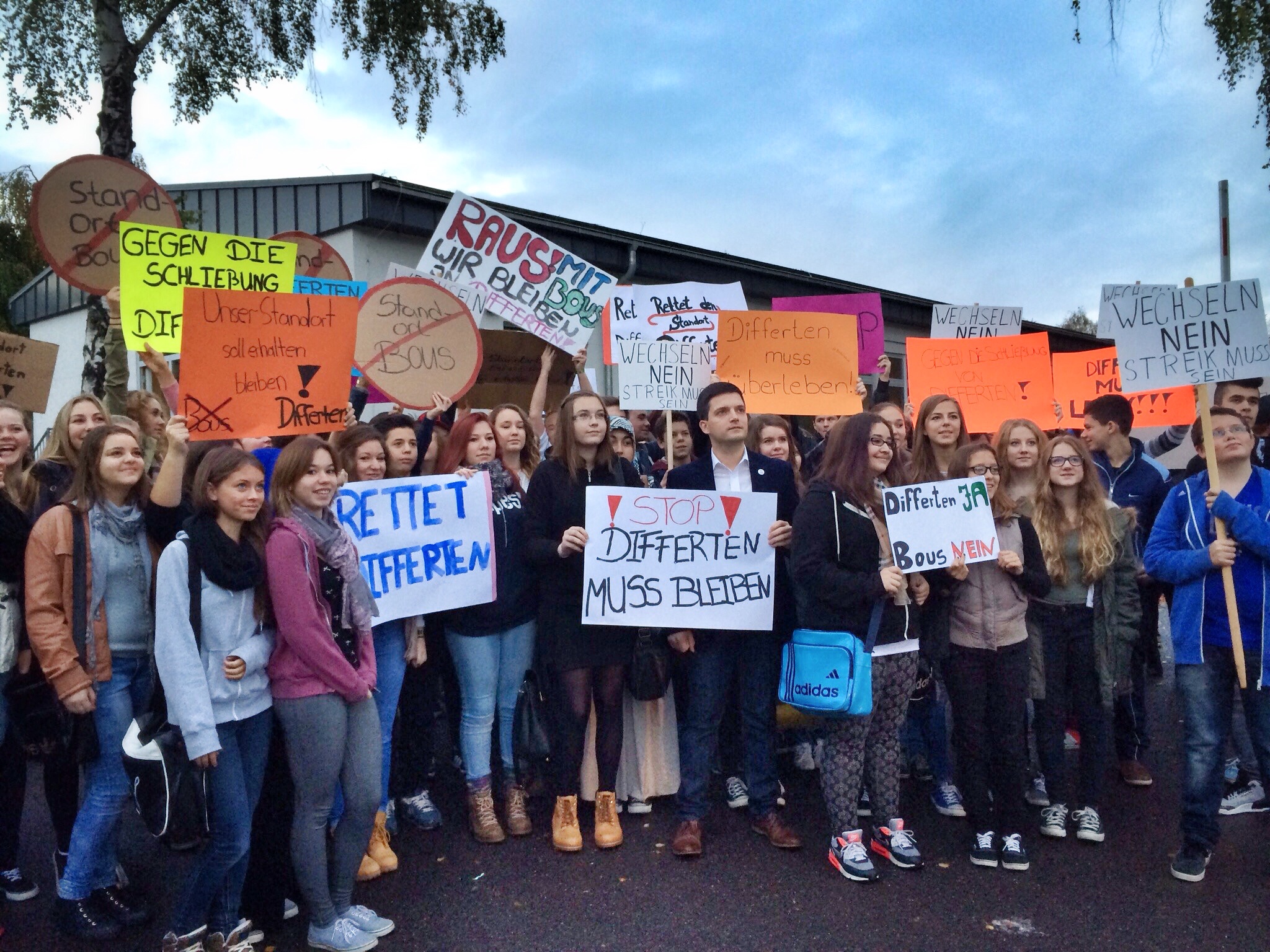 Schüler der Bisttalschule streiken gegen die Schließung ihrer Schule in Differten