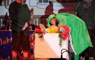 Bürgermeister Greiber küsst als Froschkönig Schneewitte (Gerd Corea) aus dem Schlaf wach