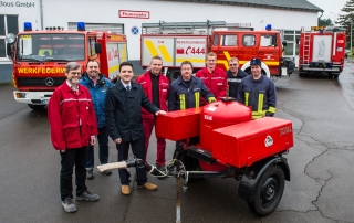 Die Gemeinde Wadgassen hat der Werksfeuerwehr des Stahlwerks Bous ihren Pulverlöscher-Anhänger geschenkt. Bürgermeister Sebastian Greiber und Wehrführer Guido Hübschen übergaben ihn an den Geschäftsführer des Stahlwerks Franz-Josef Schu und den Leiter der Werksfeuerwehr Rainer Wolf. Die Wadgasser Wehr benötigt den Anhänger nicht mehr, weil sein Einsatz durch moderne Löschverfahren in der zivilen Außenbrandbekämpfung hinfällig geworden ist. Da sich das Pulverlöschverfahren aber nach wie vor zur spezielleren Brandbekämpfung im industriellen Bereich bestens eignet, haben die Gemeinde Wadgassen und i hre Feuerwehr den Pulverlöscher-Anhänger der Werksfeuerwehr der Stahlwerke Bous überlassen. Rup/ Foto: Rolf Ruppenthal/ 4. Dez. 2015