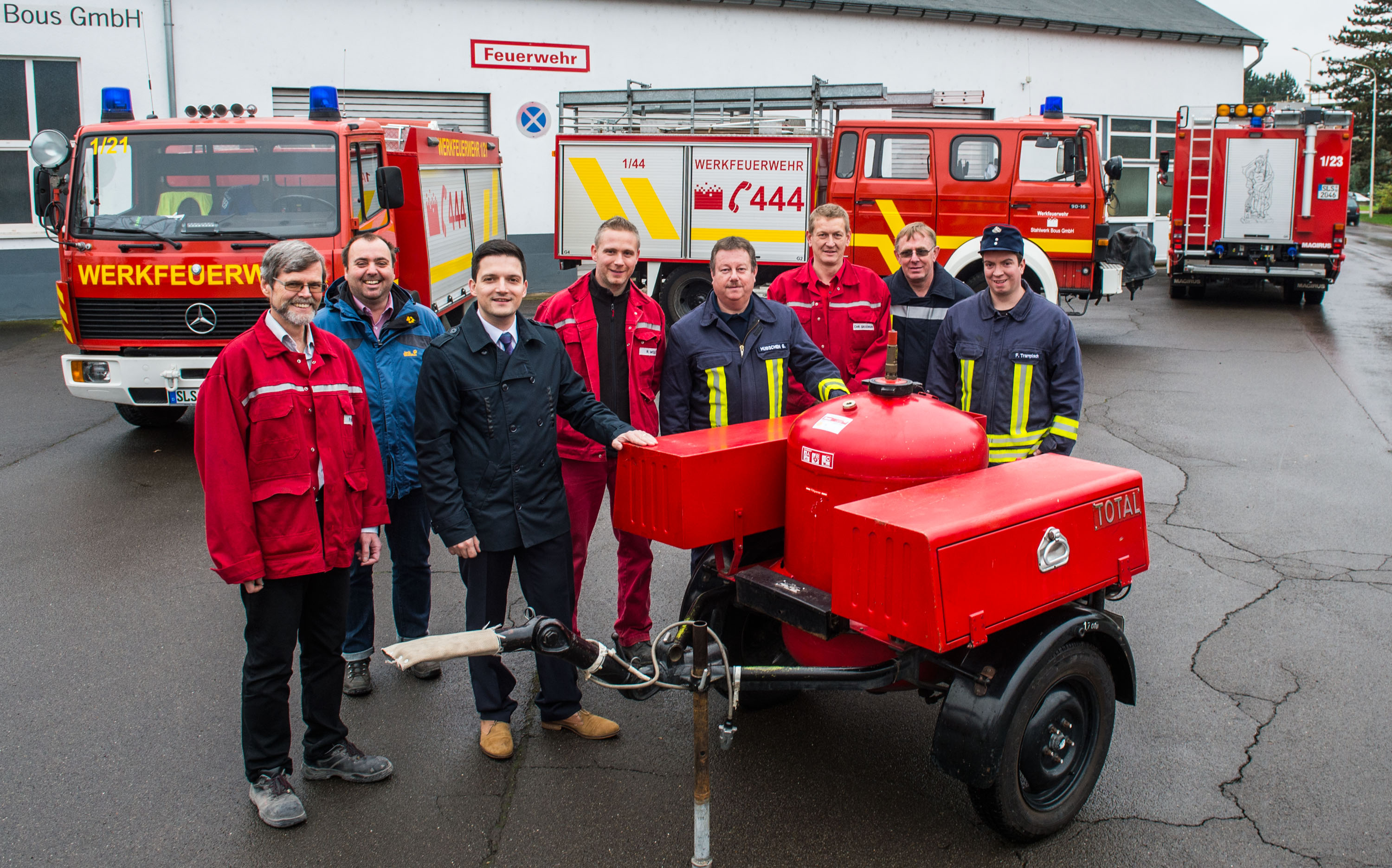 Die Gemeinde Wadgassen hat der Werksfeuerwehr des Stahlwerks Bous ihren Pulverlöscher-Anhänger geschenkt. Bürgermeister Sebastian Greiber und Wehrführer Guido Hübschen übergaben ihn an den Geschäftsführer des Stahlwerks Franz-Josef Schu und den Leiter der Werksfeuerwehr Rainer Wolf. Die Wadgasser Wehr benötigt den Anhänger nicht mehr, weil sein Einsatz durch moderne Löschverfahren in der zivilen Außenbrandbekämpfung hinfällig geworden ist. Da sich das Pulverlöschverfahren aber nach wie vor zur spezielleren Brandbekämpfung im industriellen Bereich bestens eignet, haben die Gemeinde Wadgassen und i hre Feuerwehr den Pulverlöscher-Anhänger der Werksfeuerwehr der Stahlwerke Bous überlassen. Rup/ Foto: Rolf Ruppenthal/ 4. Dez. 2015