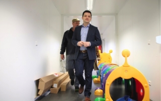Bürgermeister Greiber besichtigt den Umzug des Kindergarten Schaffhausen