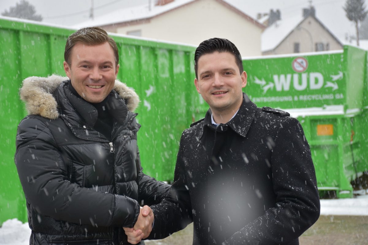 Bürgermeister Sebastian Greiber (links) und WUD-Chef Sascha Morschett beim Besuch auf dem Wertstoffhof in Wadgassen. Foto: WUD