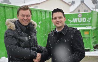 Bürgermeister Sebastian Greiber (links) und WUD-Chef Sascha Morschett beim Besuch auf dem Wertstoffhof in Wadgassen. Foto: WUD